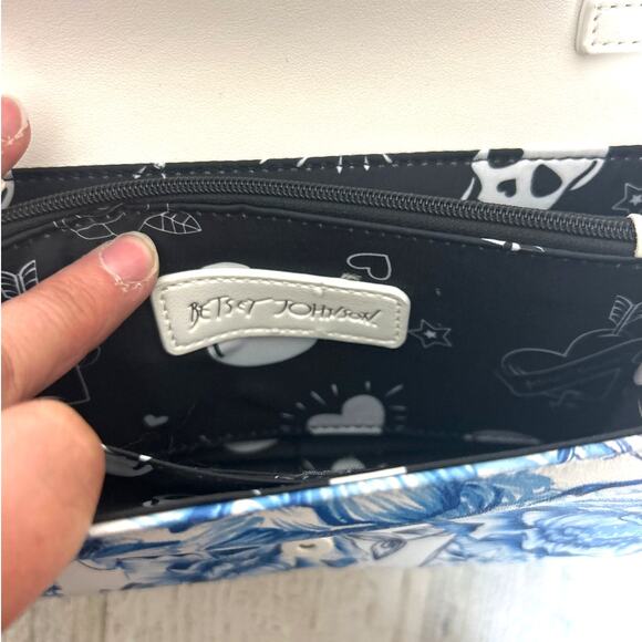 Betsey Johnson Blue White Floral Flap Crossbody Purse Faux Leather NEW - Picture 5 of 9